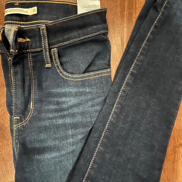 Levi’s - Picture 2 of 2